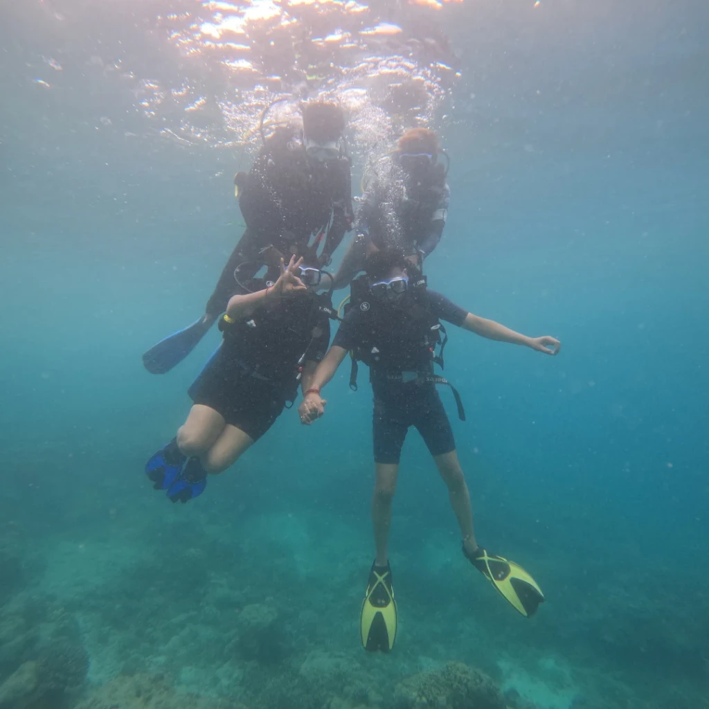 Shore diving in Havelock - beginner diver hovering with the instructor near the surface