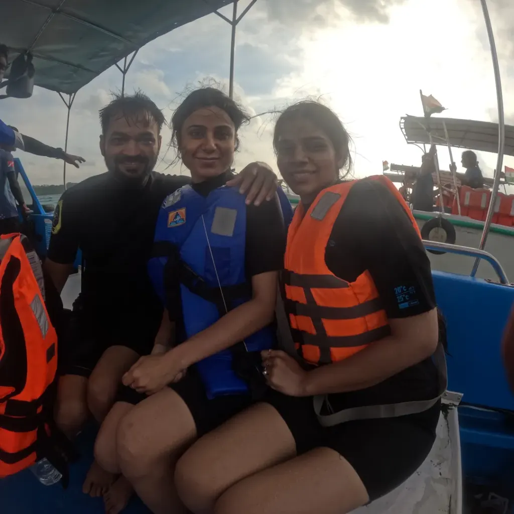 Three guests in life jackets on the boat, a boat trip from Havelock