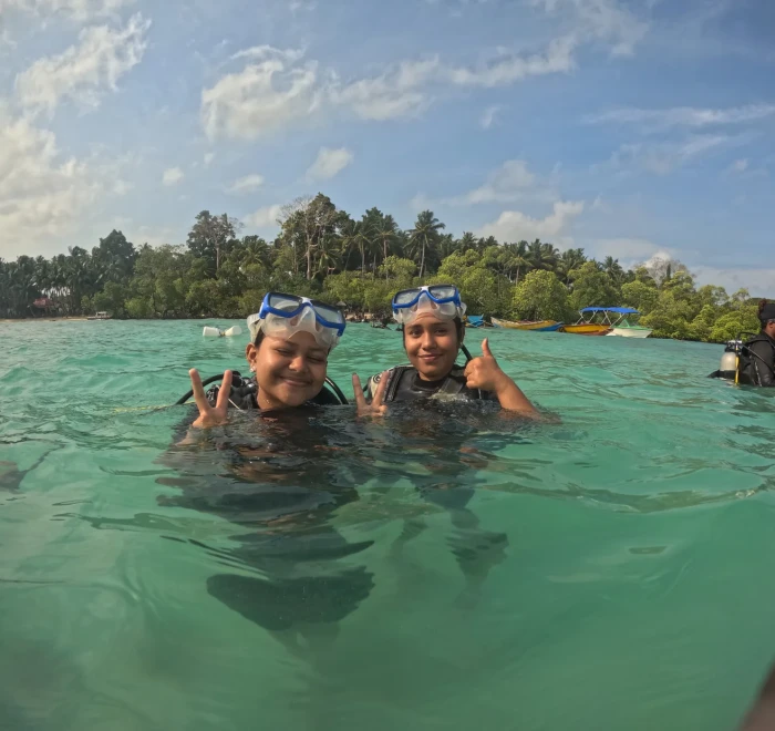 Two guests at the surface with the island behind them